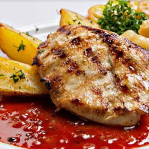 01.08–GRILLOWANY FILET Z FRYTKAMI IKETCHUPEM/grilled chicken with French fries and ketchup