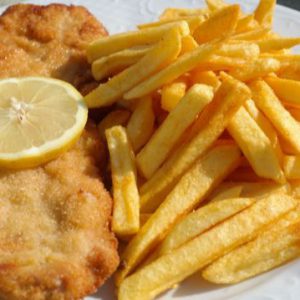 29.11–FILET KURCZAKA Z FRYTKAMI I KETCHUPEM/ breaded chicken breast with French fries and ketchup